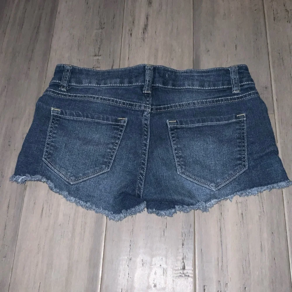 No Boundaries Medium Washed Stretchy Fringe Hem Blue Jean Shorts Jr. 3